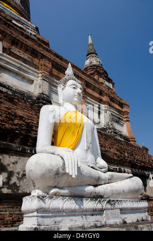 Thailand, Ayutthaya. Wat Phra Chao Phaya Thai (aka Wat Yai Chai-Mongkol). Buddha-Statue in gelben Gewand gekleidet. UNESCO Stockfoto