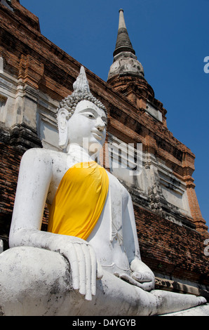 Thailand, Ayutthaya. Wat Phra Chao Phaya Thai (aka Wat Yai Chai-Mongkol). Buddha-Statue in gelben Gewand gekleidet. UNESCO Stockfoto