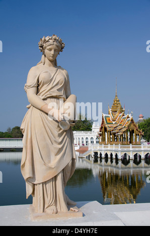 Thailand, Bangkok. Ayuthaya Provinz. Bang Pa-in Palace. Römische Statuen vor Aisawan Dhipaya Asana Pavillon. Stockfoto