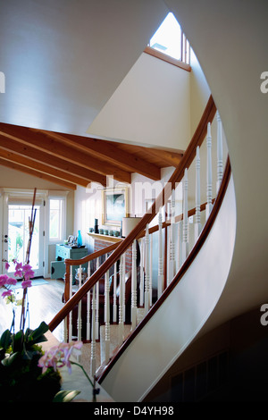 Zeitgenössische geschwungene Treppe im Haus, Laguna Beach, Kalifornien, USA Stockfoto