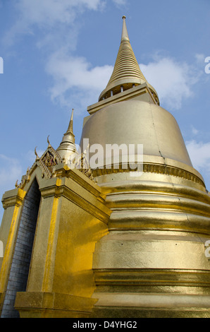 Thailand, Bangkok. Der Grand Palace, im Jahre 1782 gegründet. Die obere Terrasse Denkmäler. Gold glockenförmigen Chedi Tempel. Stockfoto
