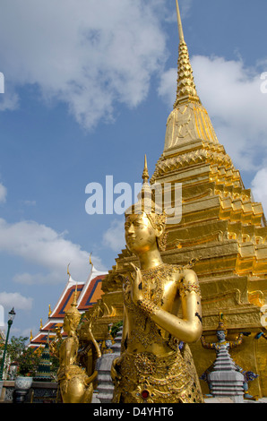 Thailand, Bangkok. Der Grand Palace. Die obere Terrasse Denkmäler. Goldene Statue der mythologischen Kinnari (für Frauen). Stockfoto