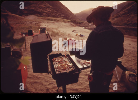 Ein Foto vom Mai 1973, das ein Frühstück auf einem Campingplatz am Snake River im Hells Canyon zeigt. Das Bild spiegelt die wachsende Popularität von Flussfahrten in den 1970er Jahren wider Stockfoto