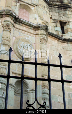 Ein gusseiserner Zaun umgibt die Kirche von der Compania de Jesus, steht in der Nähe der Zocalo von Oaxaca, Mexiko. Stockfoto