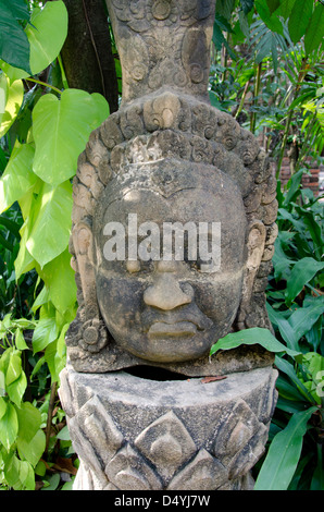 Thailand, Bangkok. Das Prasart Museum. Private Sammlung asiatischer Kunst und Artefakte. Asiatische Statue in "Serenity Garden". Stockfoto