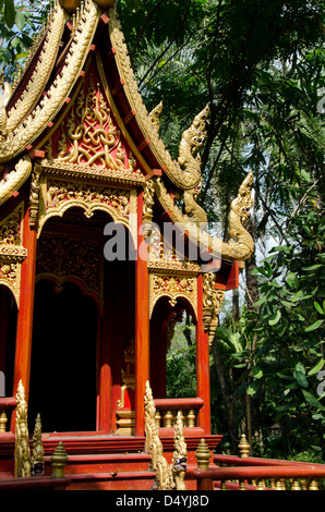 Thailand, Bangkok. Das Prasart Museum. Private Sammlung asiatischer Kunst und Artefakte. Klassische Thai-Architektur Gartenpavillon. Stockfoto