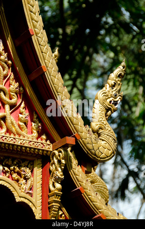 Thailand, Bangkok. Das Prasart Museum. Private Sammlung asiatischer Kunst und Artefakte. Klassische Thai-Architektur Gartenpavillon. Stockfoto