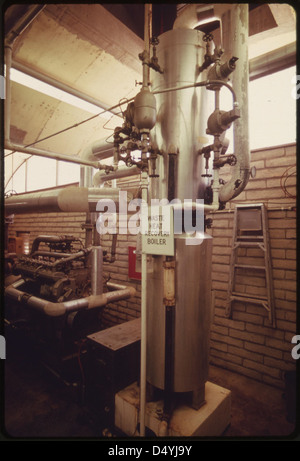 Ein Absauggerät Abwärme ist der Abgaskrümmer der Dieselgenerator angetrieben zugeordnet, die..., 04/1974 liefert Stockfoto