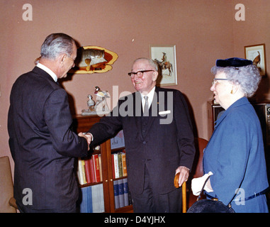 Dieses Foto aus dem Jahr 1966 zeigt Präsident Lyndon B. Johnson mit den Trumans, die einen Moment herzlicher Interaktion vor einem aufgehängten Fisch in der Harry S. Truman Library festhalten. Stockfoto