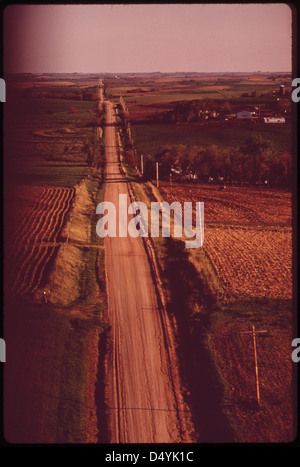 Ein Foto aus dem Mai 1973, das eine Landstraße östlich von Seward, Nebraska zeigt und die ländliche Landschaft des Mittleren Westens der USA erfasst. Stockfoto