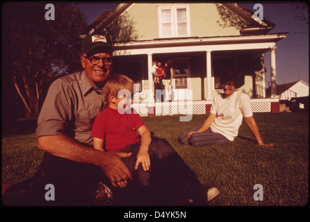 Ein Foto aus dem Mai 1973, das Frank Otte und seine Familie auf ihrer Farm in der Nähe von Grafton zeigt, wo er geboren wurde und wo sein Sohn lebt und arbeitet. Stockfoto