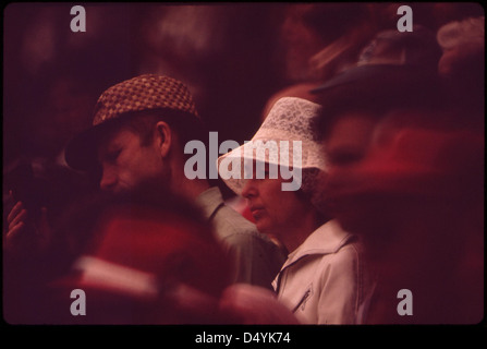Ein Foto vom Mai 1973, das das jährliche Intramural-Fußballspiel an der University of Nebraska zeigt, eines der größten Sportereignisse des Jahres. Stockfoto