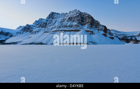 Dies ist Bow Lake im Jasper National Park. Dies wurde während des Sonnenaufgangs genommen. Es gab keine Drucke auf dem Schnee. Stockfoto