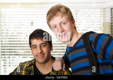 Zwei Teenager-Freunde in einer lässigen Pose, eine stützte sich auf die andere. Stockfoto