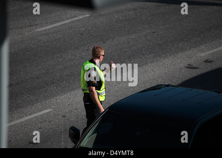 Polizist regelt den Verkehr. Stockfoto