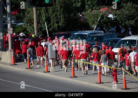 Nebraska Cornhuskers Fans gehen auf die Straße Bürgersteig tragen rote. Stockfoto