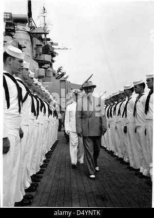 Präsident Harry S. Truman wird am 8. September 1947 an Bord der USS Missouri (BB-63), einem Schlachtschiff der Iowa-Klasse, beobachtet. Dieses Foto ist Teil der historischen Sammlung in der Harry S. Truman Library. Stockfoto