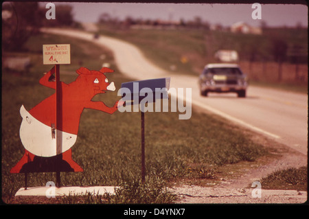 Ein Foto aus dem Mai 1973, das eine ländliche Szene entlang des Highway 77 südlich von Wymore, Nebraska, zeigt. Das Bild zeigt die Landschaft und die ländliche Infrastruktur der Region. Stockfoto