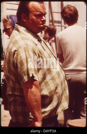 Ein Foto vom Mai 1973, das einen lokalen Mann zeigt, der den Tatort bei einer Samstagsauktion in der Nähe von Hickman beobachtet. Das Bild zeigt den ländlichen Alltag und das Engagement der Gemeinschaft in der Auktionskultur. Stockfoto