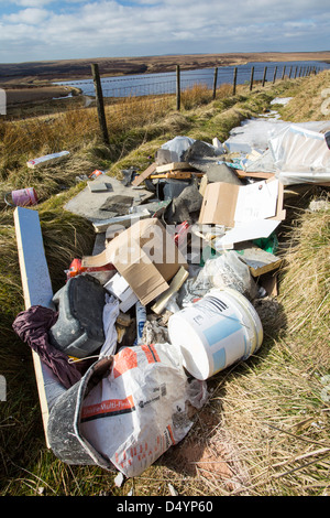 Bauherren Abfälle illegal Ly kippte auf Ovenden Moor über Keighley, Yorkshire, Großbritannien. Stockfoto