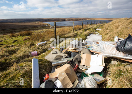 Bauherren Abfälle illegal Ly kippte auf Ovenden Moor über Keighley, Yorkshire, Großbritannien. Stockfoto