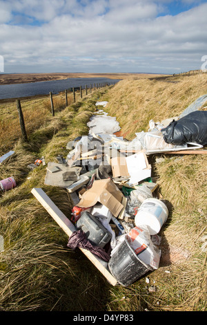 Bauherren Abfälle illegal Ly kippte auf Ovenden Moor über Keighley, Yorkshire, Großbritannien. Stockfoto