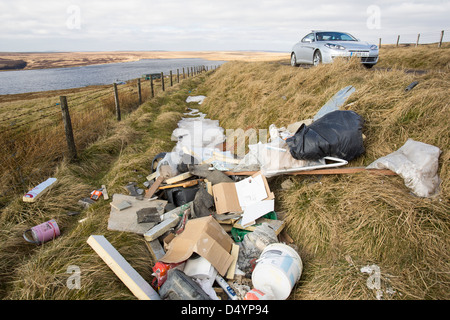 Bauherren Abfälle illegal Ly kippte auf Ovenden Moor über Keighley, Yorkshire, Großbritannien. Stockfoto