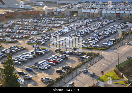 Luftaufnahme des Einkaufszentrum Auto überfüllten Parkplatz. In Coquitlam Stadt BC Kanada. Stockfoto