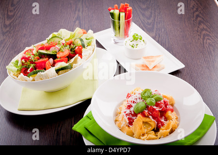 Sammlung von verschiedenen Platten mit gesunden Essen Nudeln Salat Gemüse auf Holztisch Stockfoto