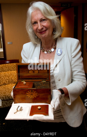 New Zealand Historiker Dame Anne Salmond mit Kapitän James Cook Tea caddy Stockfoto