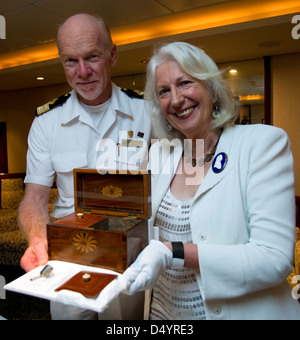 Commodore Christopher Rynd und Neuseeland Historiker Dame Anne Salmond mit Kapitän James Cook Tea caddy Stockfoto