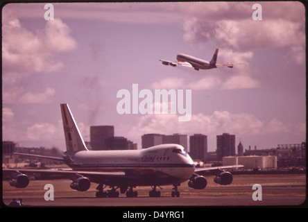 Der Honolulu International Airport auf Oahu dient als Haupttor für Besucher Hawaiis. 1973 werden 2,7 Millionen erwartet. Der Flughafen bedient verschiedene Fluggesellschaften, darunter Pan am und United Airlines, und beherbergt Flugzeuge wie die Boeing 707 und 747. Stockfoto