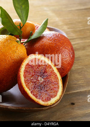 rot (blutigen) Orangen auf einer Holzplatte Stockfoto