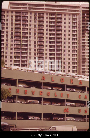 Jeder Fuß Platz muss auf der Insel zählen: 4-Decker Kfz-Händler Showroom und Hochhaus-Wohnungen, Oktober 1973 Stockfoto