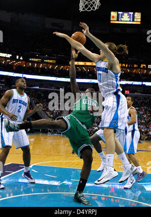 20. März 2013 - New Orleans, Louisiana, Vereinigte Staaten von Amerika - 20. März 2013: New Orleans Hornets Power forward Lou Amundson (17) Fouls Boston Celtics power forward Jeff Green (8) während der NBA-Basketball-Spiel zwischen den New Orleans Hornets und die Boston Celtics in der New Orleans Arena in New Orleans, Louisiana Stockfoto