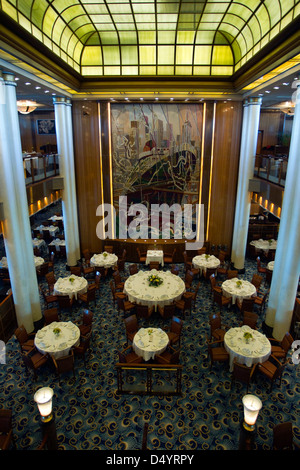 Das Britannia Restaurant auf Flaggschiff Cunards Liner, Queen Mary 2, auf einen Besuch nach Auckland, New Zealand, Montag, 11. März 2013. Stockfoto