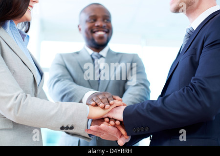 Nahaufnahme der Geschäftspartner machen Haufen von Händen Stockfoto