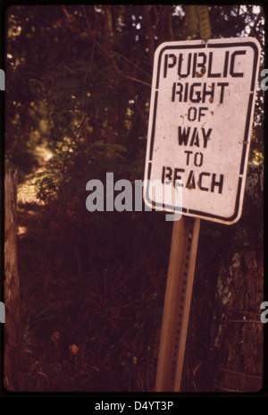 Im Oktober 1973 wurde ein Schild von Entwicklern auf Molokai errichtet, um die Zugangsrechte für den öffentlichen Strand zu kennzeichnen. Der Umgang mit dem Zugang zum Strand durch die Entwickler löste Kritik aus und wies auf Spannungen zwischen privater Entwicklung und öffentlichen Landnutzungsrechten hin. Stockfoto