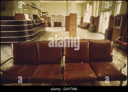 Ticket-Agent bei der Amtrak-Bahnhof in Dodge City, Kansas mans seinen Schreibtisch warten auf Kunden, Juni 1974 Stockfoto