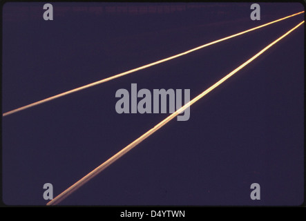 Leere Schienen der Hauptstrecke der Atchison, Topeka und Santa Fe Eisenbahn, die die Southwest Limited in der Nähe von Dodge City, Kansas, Juni 1974 führt Stockfoto