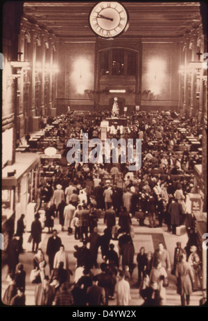 Die Union Station von Kansas City ist voll von Reisenden, als dieses Schwarz-Weiß-Bild irgendwann in den 1950er Jahren, im Juni 1974, aufgenommen wurde Stockfoto