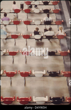 Dieses Foto aus dem Jahr 1974 stellt einen Kontrast zwischen modernen Sitzplätzen und dem älteren Steinboden in Union Station, Kansas City, Missouri, dar und unterstreicht die Mischung aus alten und neuen architektonischen Stilen. Stockfoto