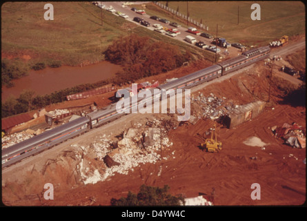 Das Lone Star Personenzug langsam macht seinen Weg Vergangenheit Schmutz, der von einem Güterzug entgleist in Oklahoma, der Schienenverkehr für zwei Tage unterbrochen, Juni 1974 führte Stockfoto