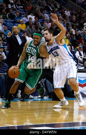 20. März 2013 - New Orleans, Louisiana, Vereinigte Staaten von Amerika - 20. März 2013: Boston Celtics kleine forward Paul Pierce (34) gegen die New Orleans Hornets macht treibt Ryan Anderson (33) während der NBA Basketball-Spiel zwischen den New Orleans Hornets und die Boston Celtics in der New Orleans Arena in New Orleans, Louisiana Stockfoto