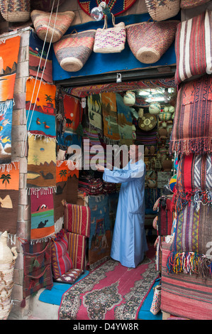 Ein Anbieter auf einem Teppich Shop in Assuan Souk ein bunter Basar lokal bekannt als Scharia - Souq, Aswan Ägypten Stockfoto