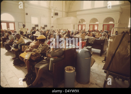 Passagiere warten auf einen Zug am Bahnhof Fort Worth, Texas, USA, Juni 1974 Stockfoto