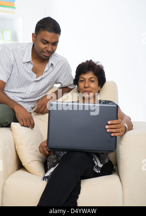 indische Familie, Mutter und Sohn, die das Surfen im Internet mit Laptop Foto Stockfoto