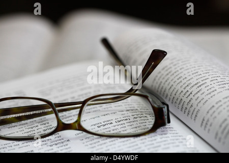 Eine hebräische Wörterbuch zu öffnen, bei dem Wort "zu lieben", angezeigt durch eine Brille Stockfoto