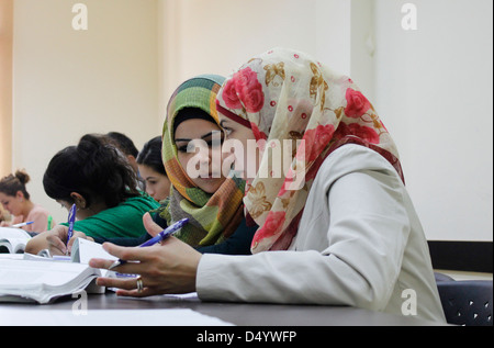 Palästinensische Studentinnen während des Vortrags an der Al Quds Universität in Abu Dis oder Abu Dis, einer palästinensischen Gemeinde, die zum palästinensischen Gouvernement von Jerusalem südöstlich von Jerusalem in Israel gehört Stockfoto