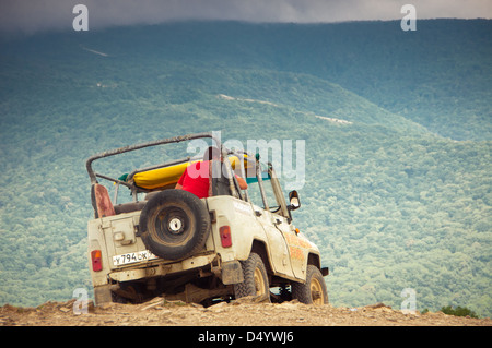 Sowjetische und russische Geländewagen UAZ in den Bergen des Kaukasus Stockfoto